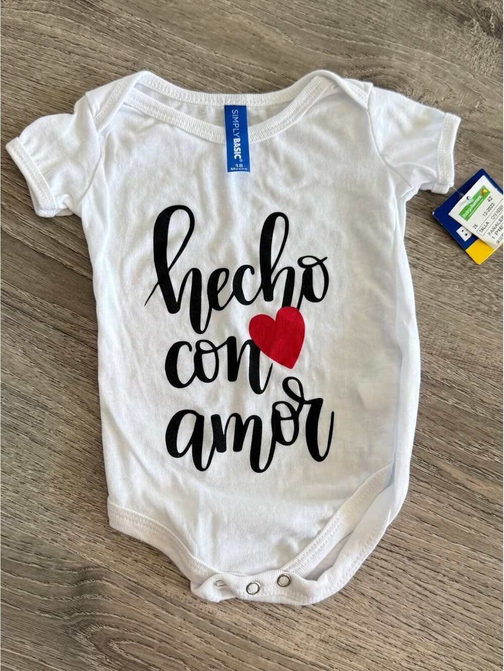 ‘hecho con amor’ Short Sleeve Onsie 18 months